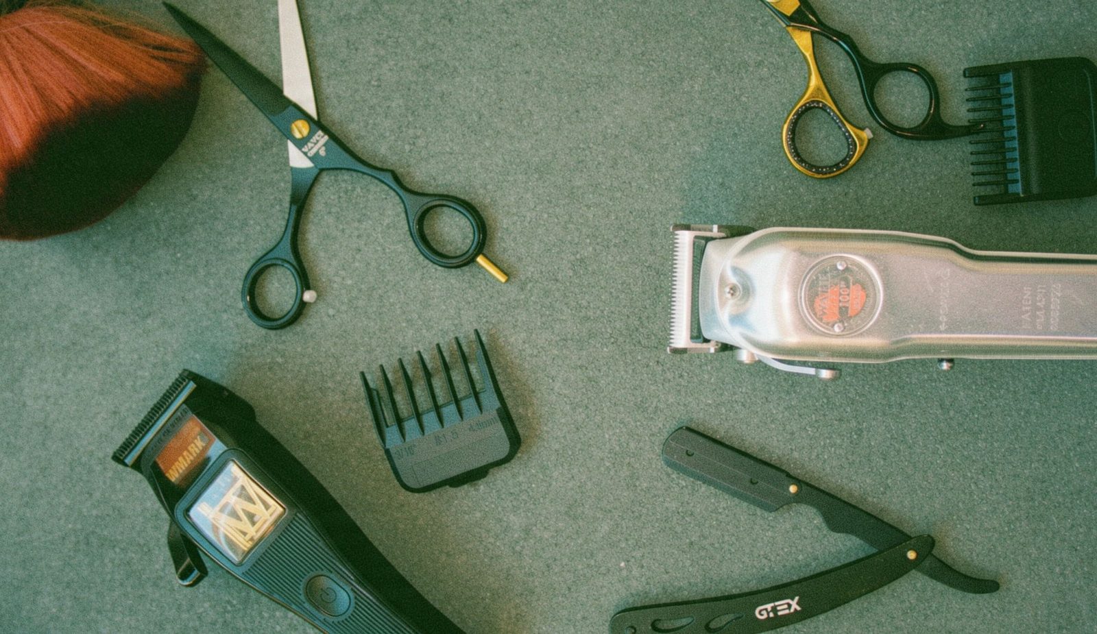 Herramientas de barbería: tijeras, máquinas y navaja