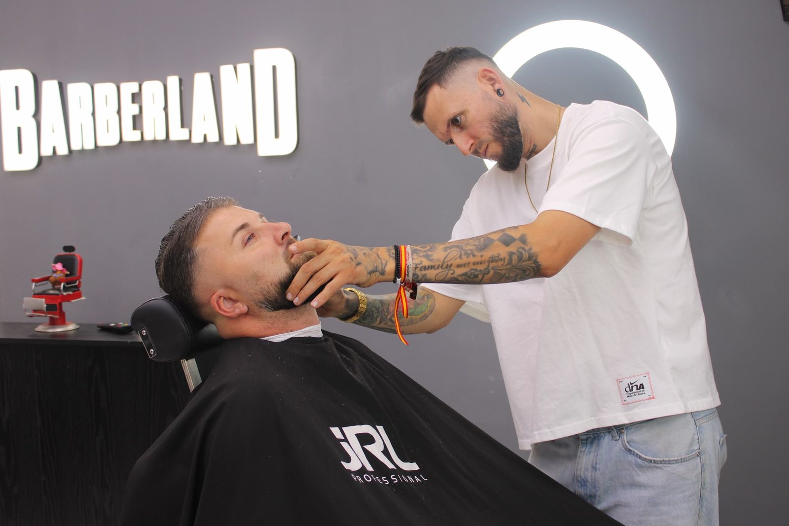 Barbero Kevin trabajando en un corte de pelo