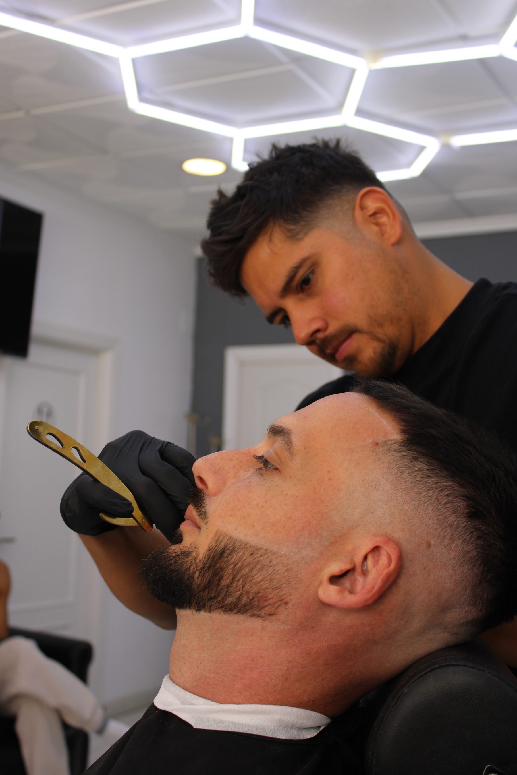Barbero de Barberland Premium realizando un degradado de precisión