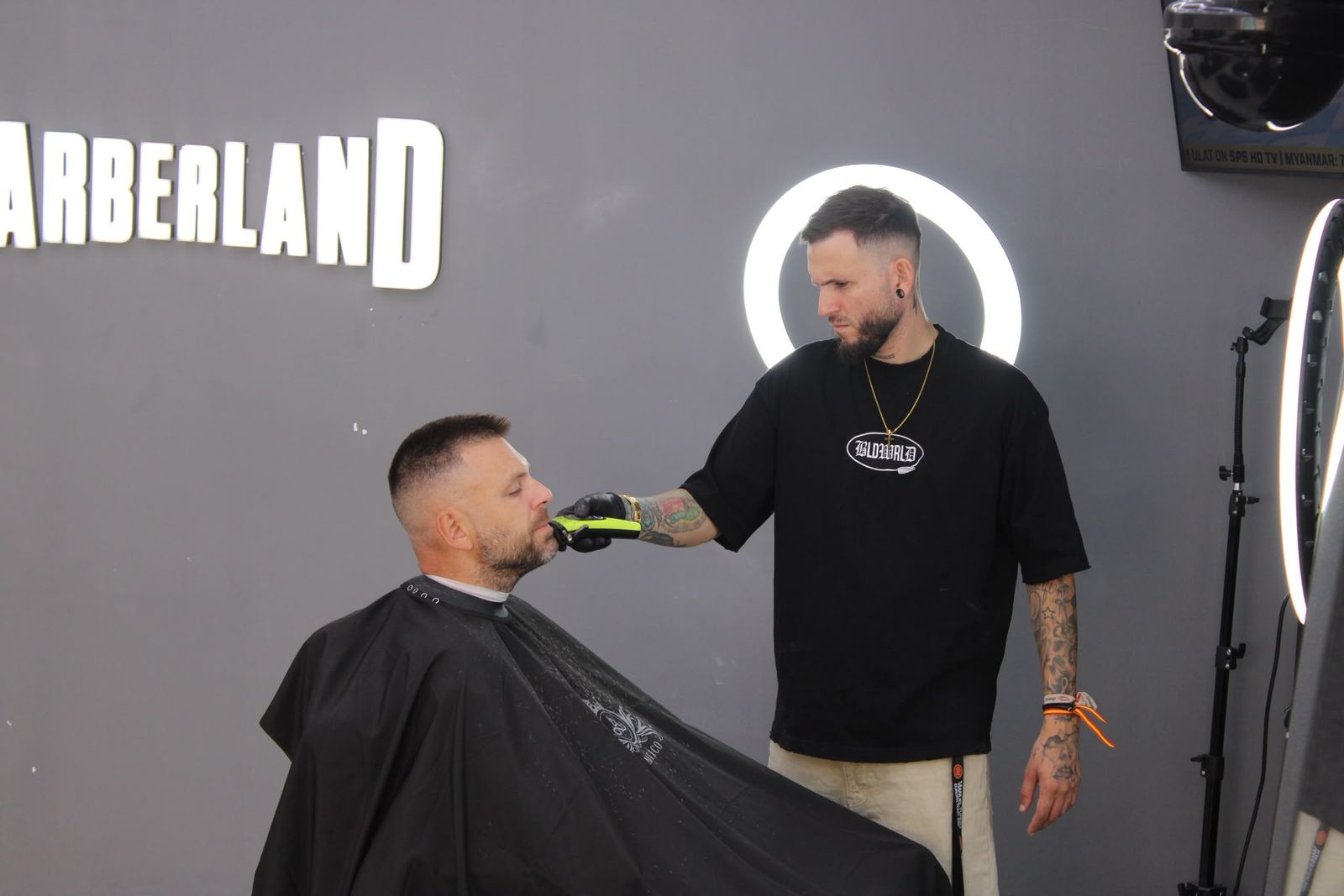 Barbero perfilando con máquina de precisión el lateral de un corte