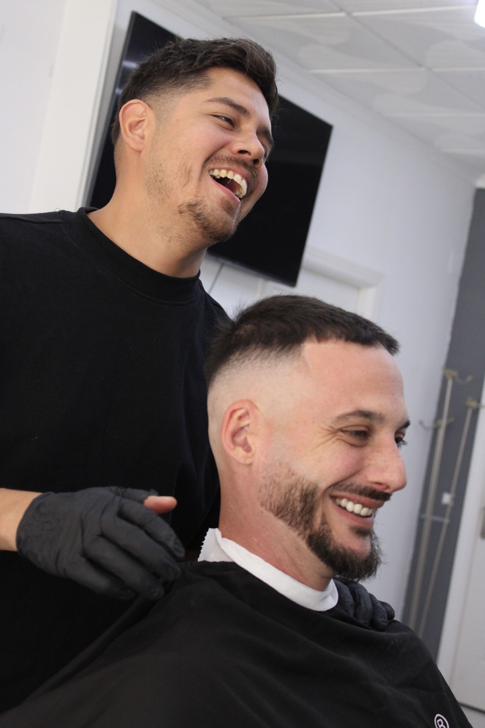 Barbero de Barberland Premium aplicando la máquina de corte a un cliente
