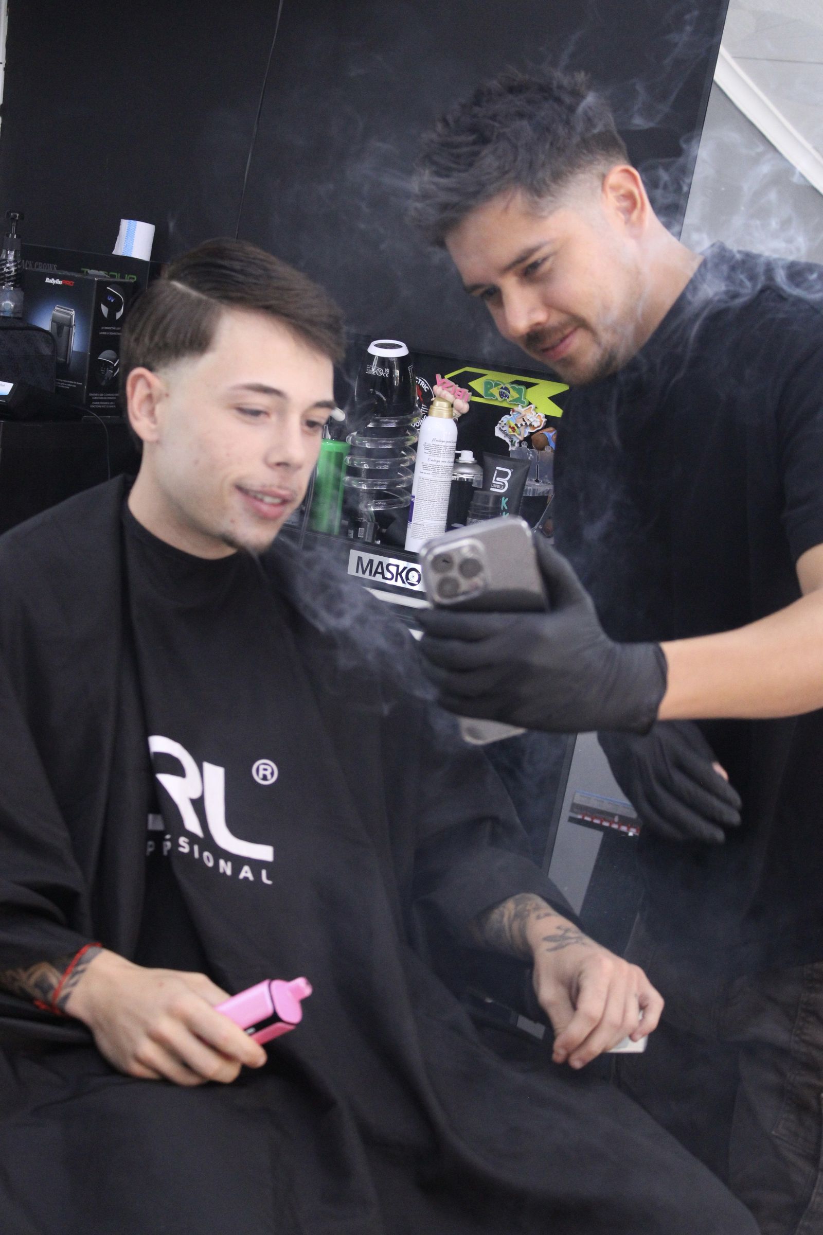 Barbero aplicando producto en spray a un cliente