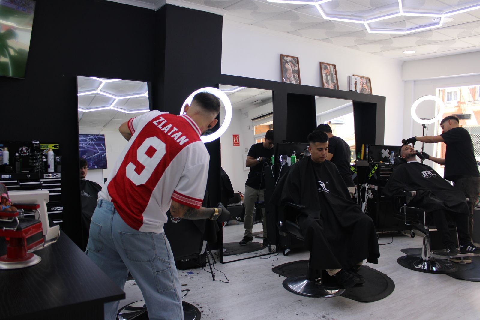 Vista general del local de Barberland Premium con varios barberos trabajando